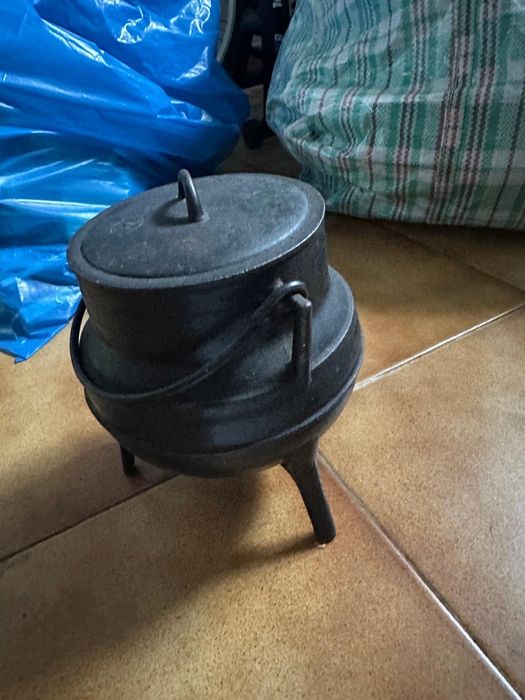 Pote de Ferro Fundido com Tampa e 3 Pés – Estilo Tradicional