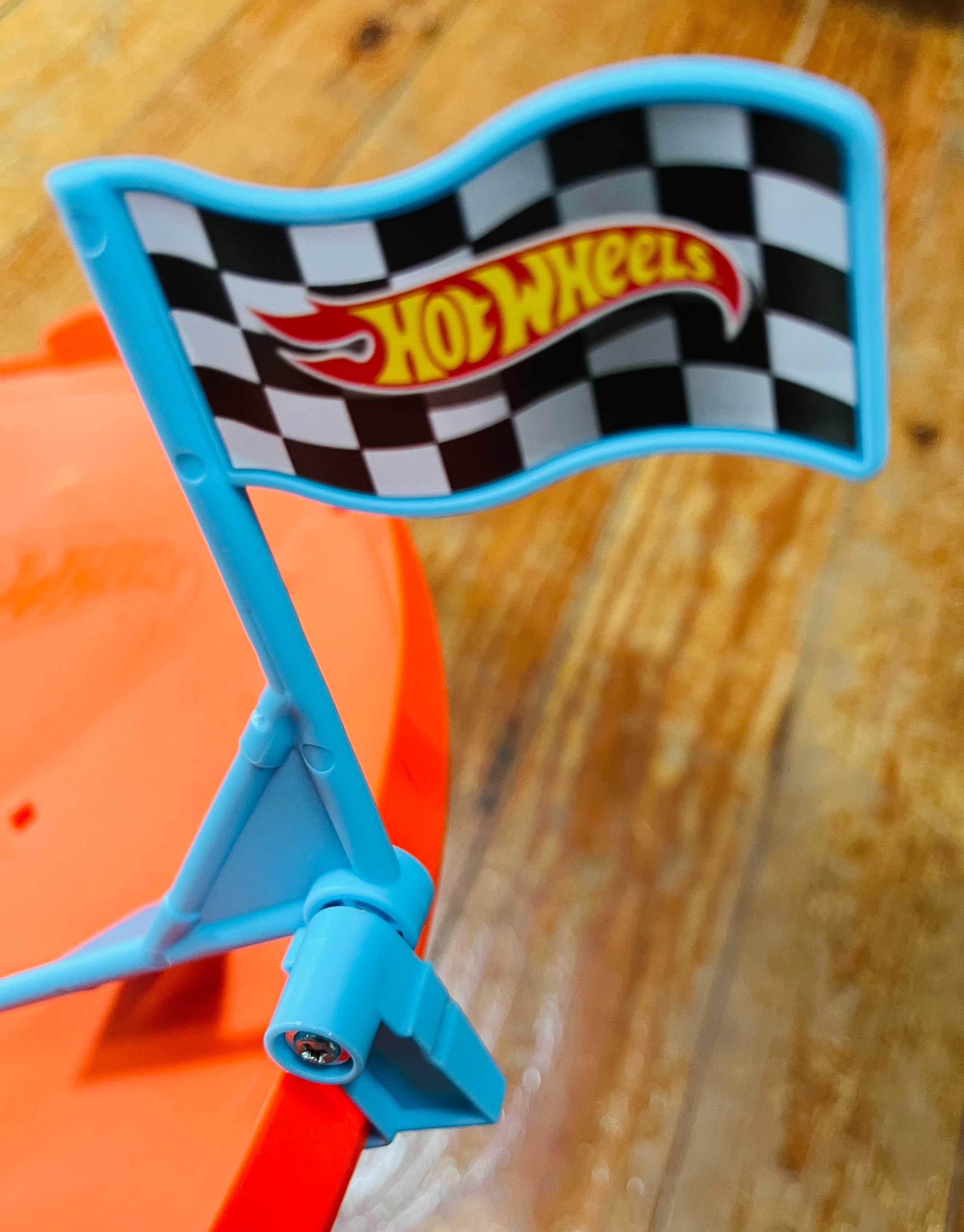 Pista HOT WHEELS + 3 carros