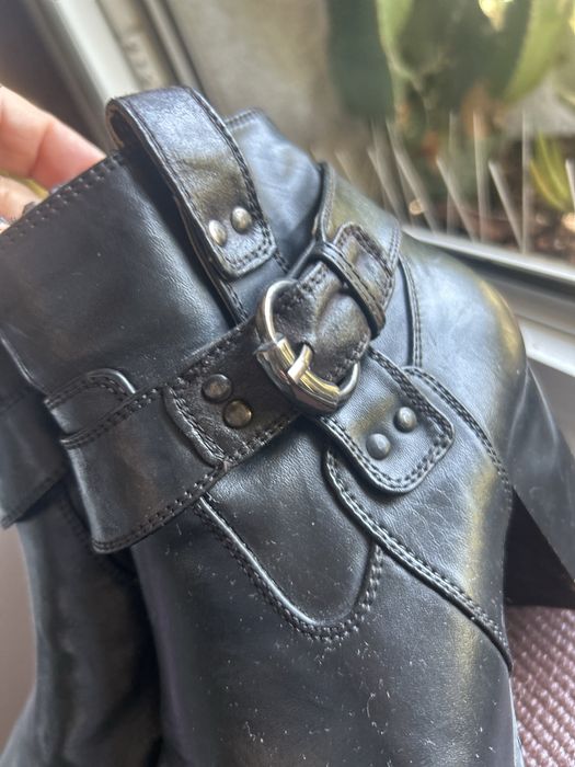 Botins Pretos com Fivela Metálica