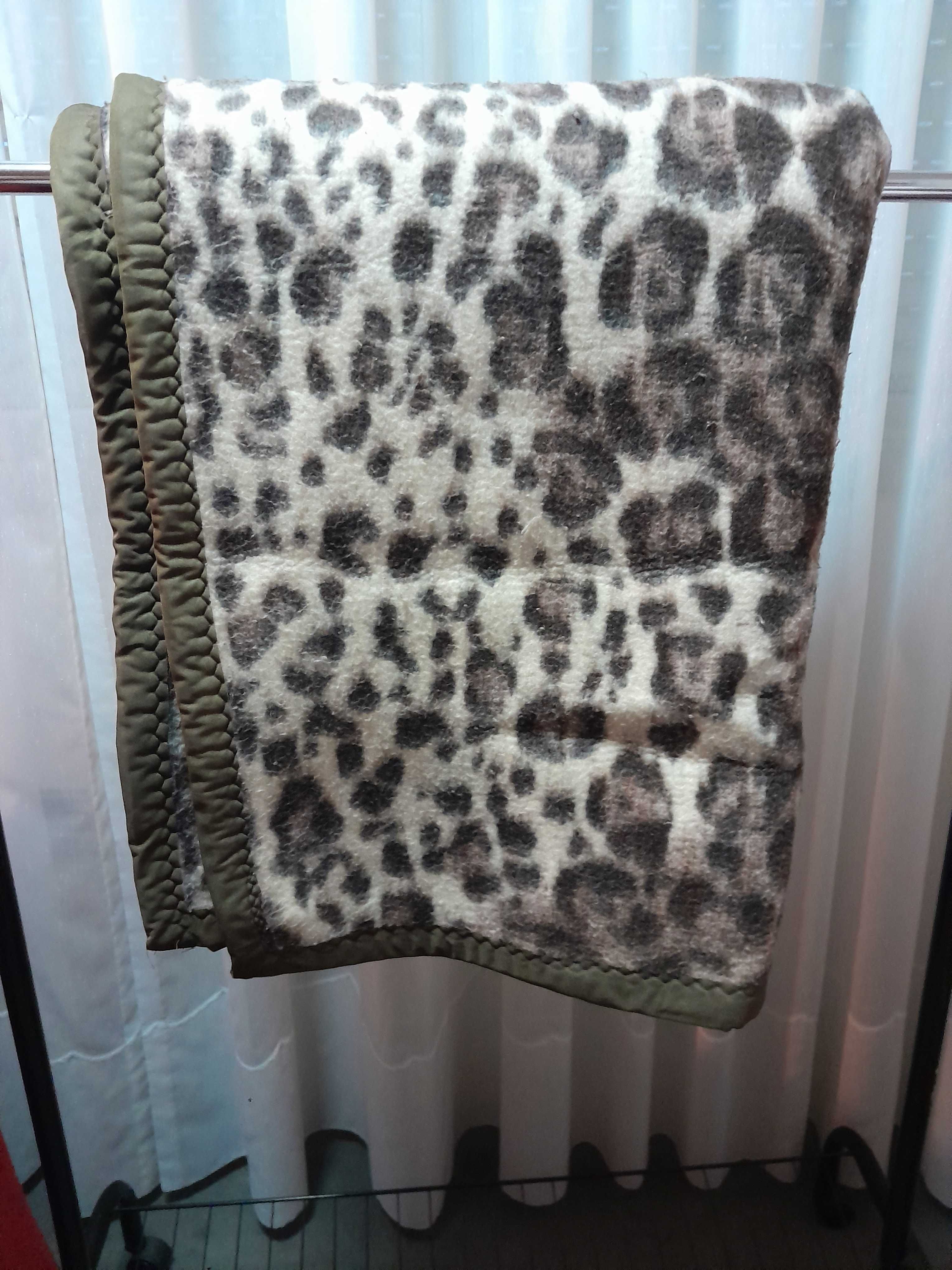 Cobertor de casal, tigrado, em tons de castanho. 1,95 X 2,20
18 eur.
