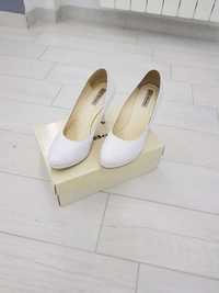 Buty ślubne białe