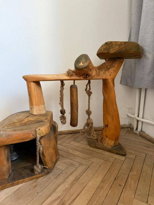 Ręcznie wykonany drapak dla kota z litego drewna – unikatowy design