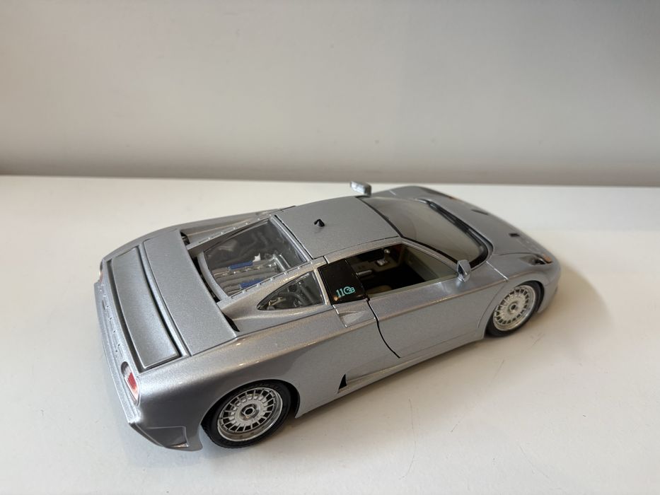 Model Bugatti EB110 1:18 BBurago Burago (maisto welly)