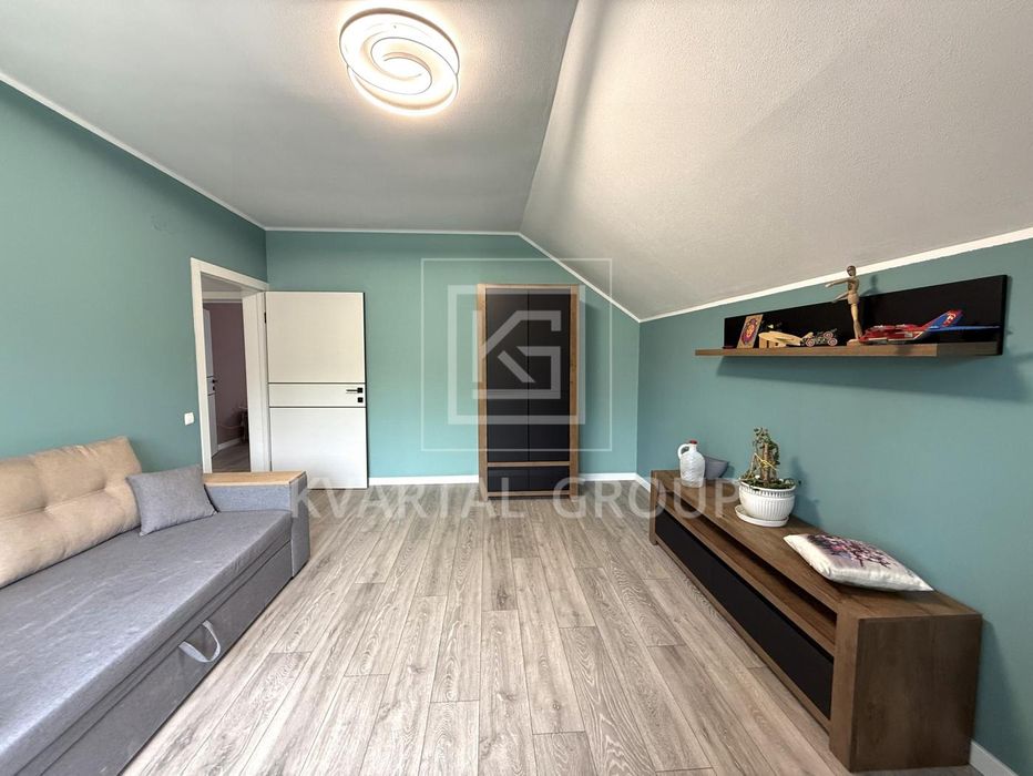 Будинок з новим ремонтом у центрі Гостомеля — укомплектований