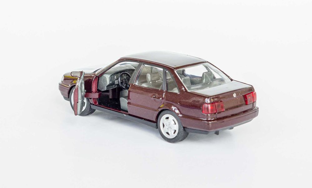 1:43 VW Passat B4 VR6 1988-93 braun metallic, Schabak #1044 Germany