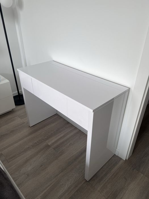 Biała toaletka z płyty akrylowej z lustrem