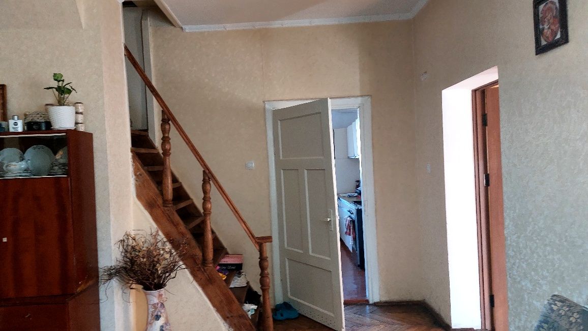 Продається будинок у м.Горохів, на території є гараж хлів, літня кухня