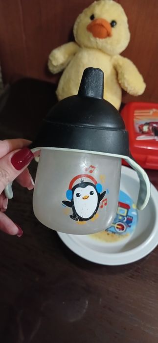 Посуд для малюків та іграшка
