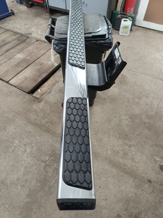 Prog lewy dodge ram 5 gen chrom