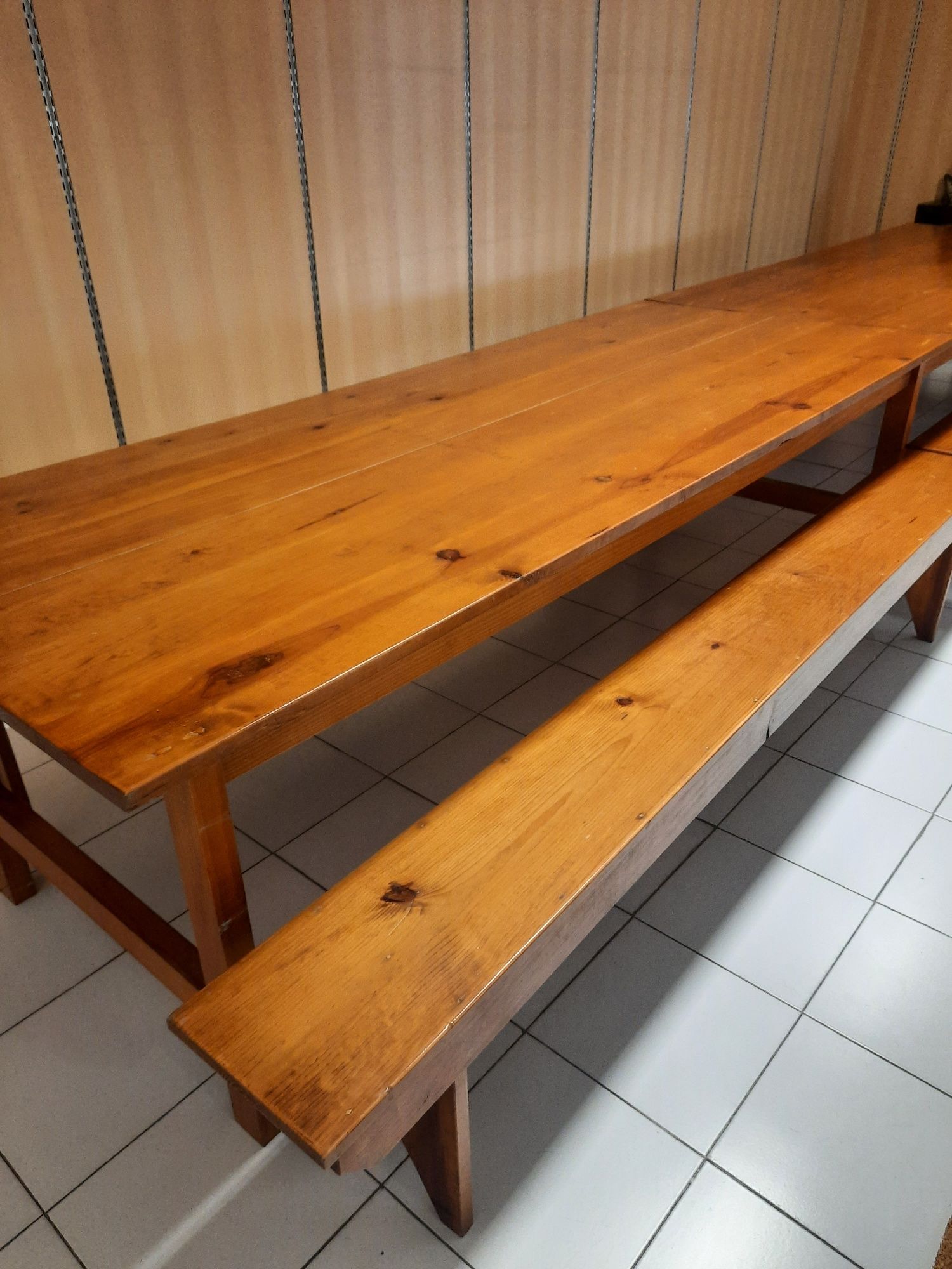 Mesa em madeira maciça
