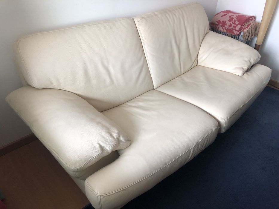 Sofá em pele, bege