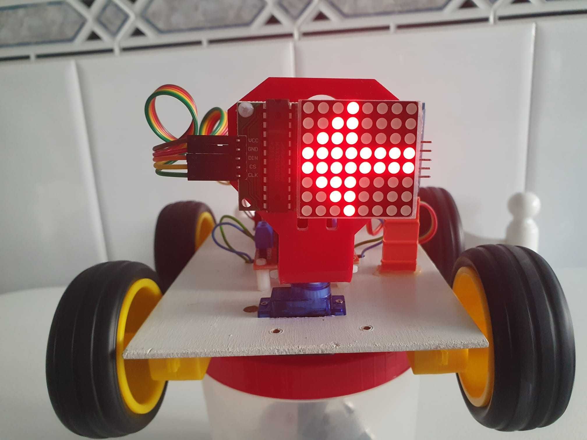 Carro Robot Arduino Educacional programado c/Display Móvel de Direção.