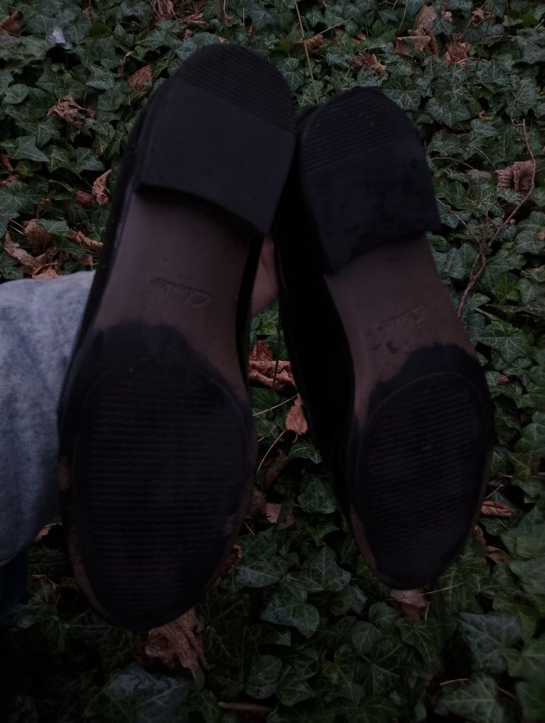 Czarne loafersy półbuty mokasyny lakierki skóra lakierowana 42 Clarks