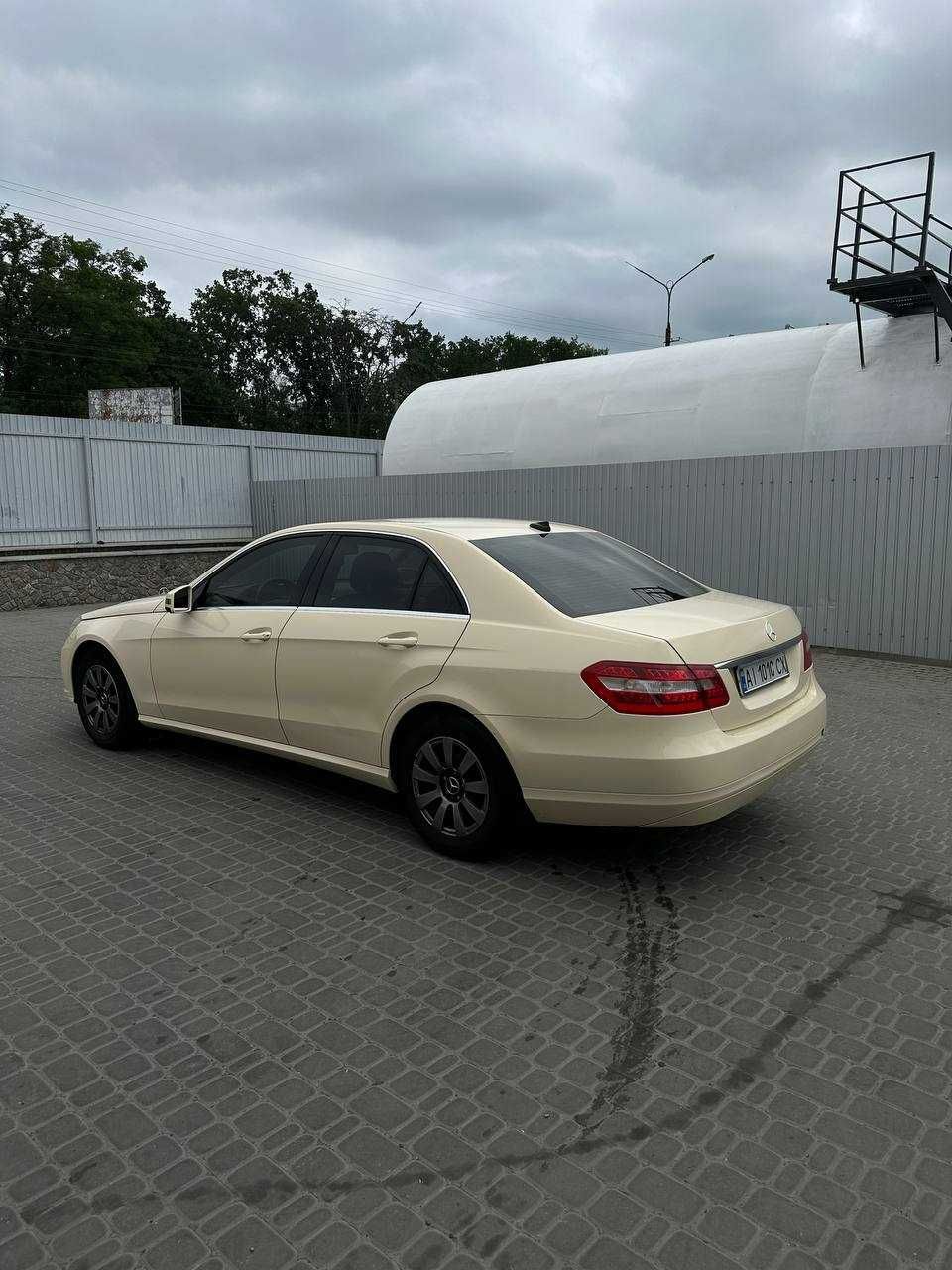 Автомобіль Mercedes-Benz Е200 W212