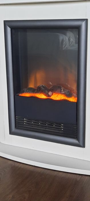 Kominek elektryczny z możliwością grzania