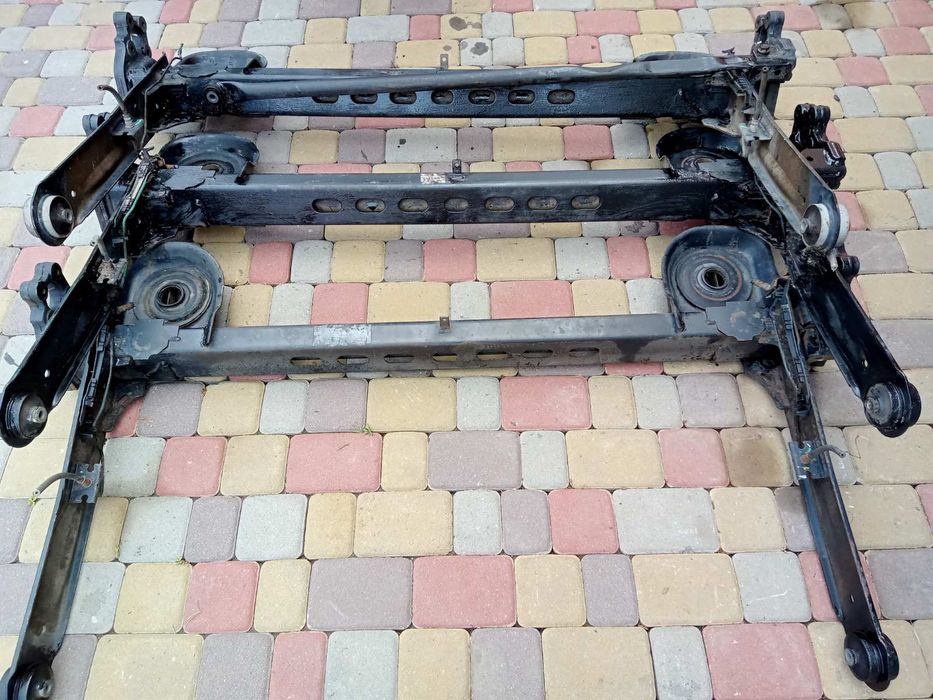 В наявності 50 шт.Передня і Задня балка,пружини,фаркоп Vivaro, Trafic.