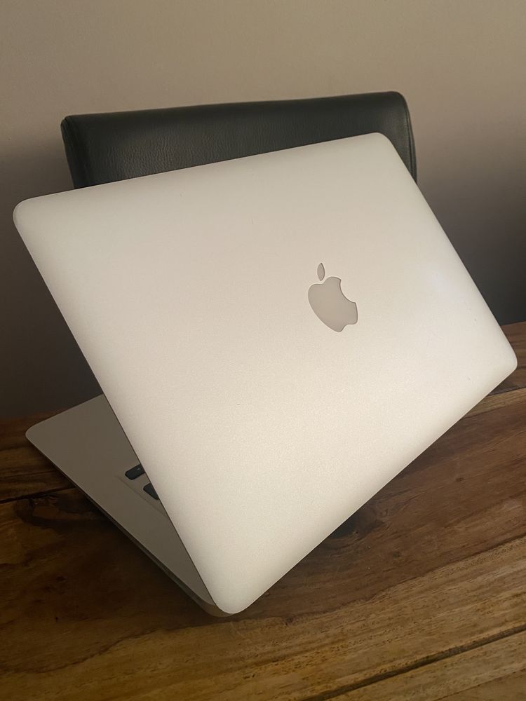 Zadbany Apple MacBook Air 13 i5 4GB 256