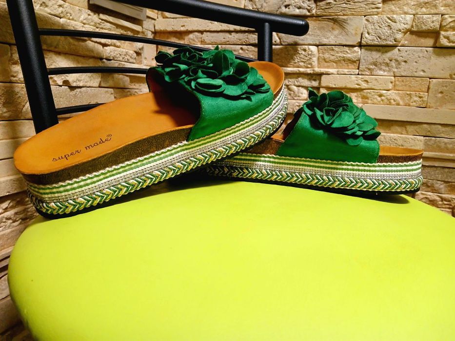 Продам красивые шлепанцы.