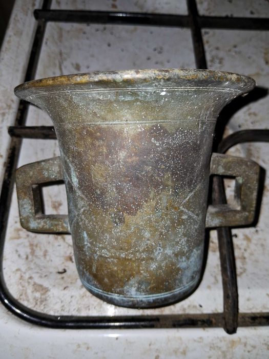 Тарілки, посуд та інше приладдя для дому