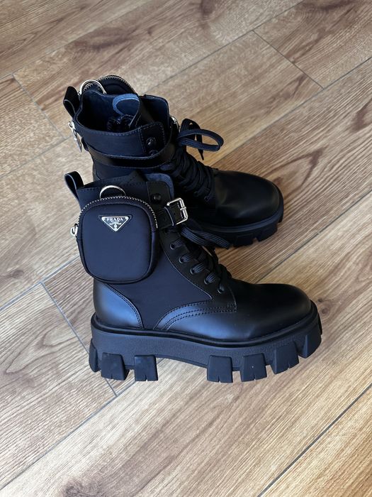 Жіночи черевики Prada