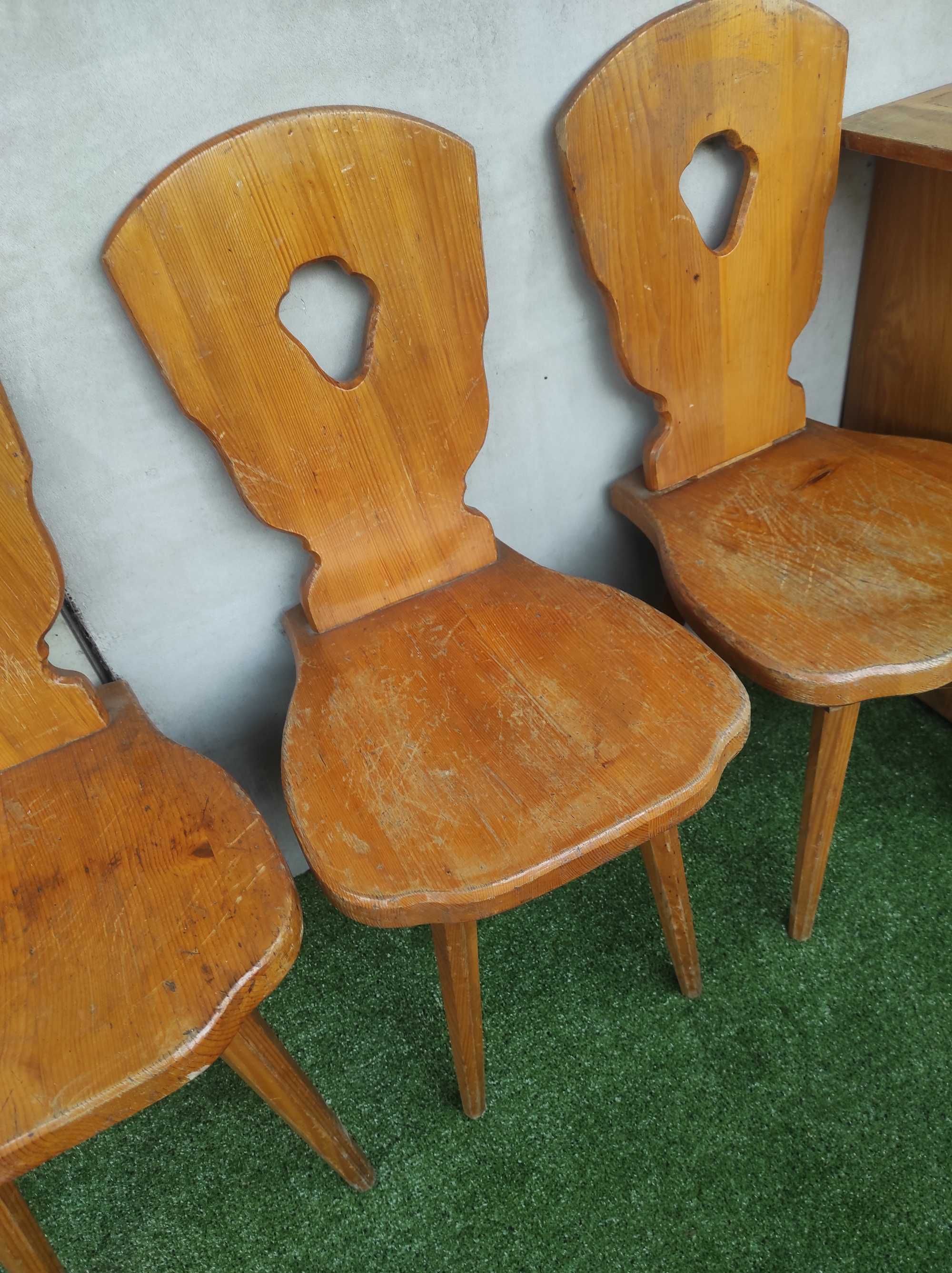 Cztery krzesła drewniane