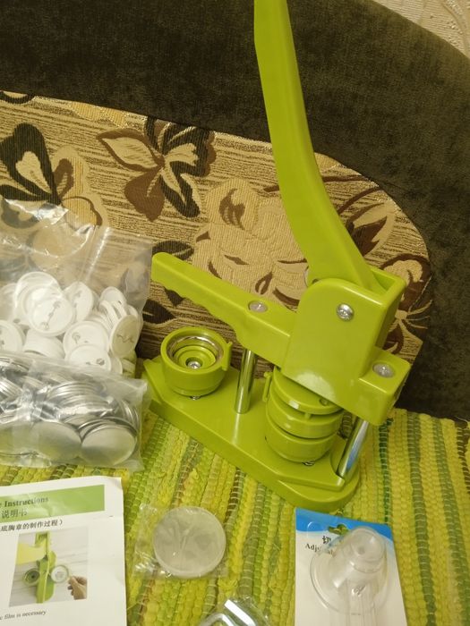 Машинка для виготовлення саморобних значків з власною картинкою.