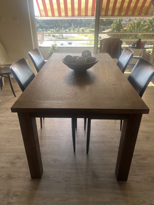 Mesa em madeira maciça.