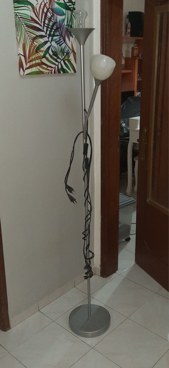 Candeeiro de pé e cadeira