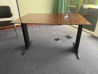 Mesa de madeira com marcas de uso