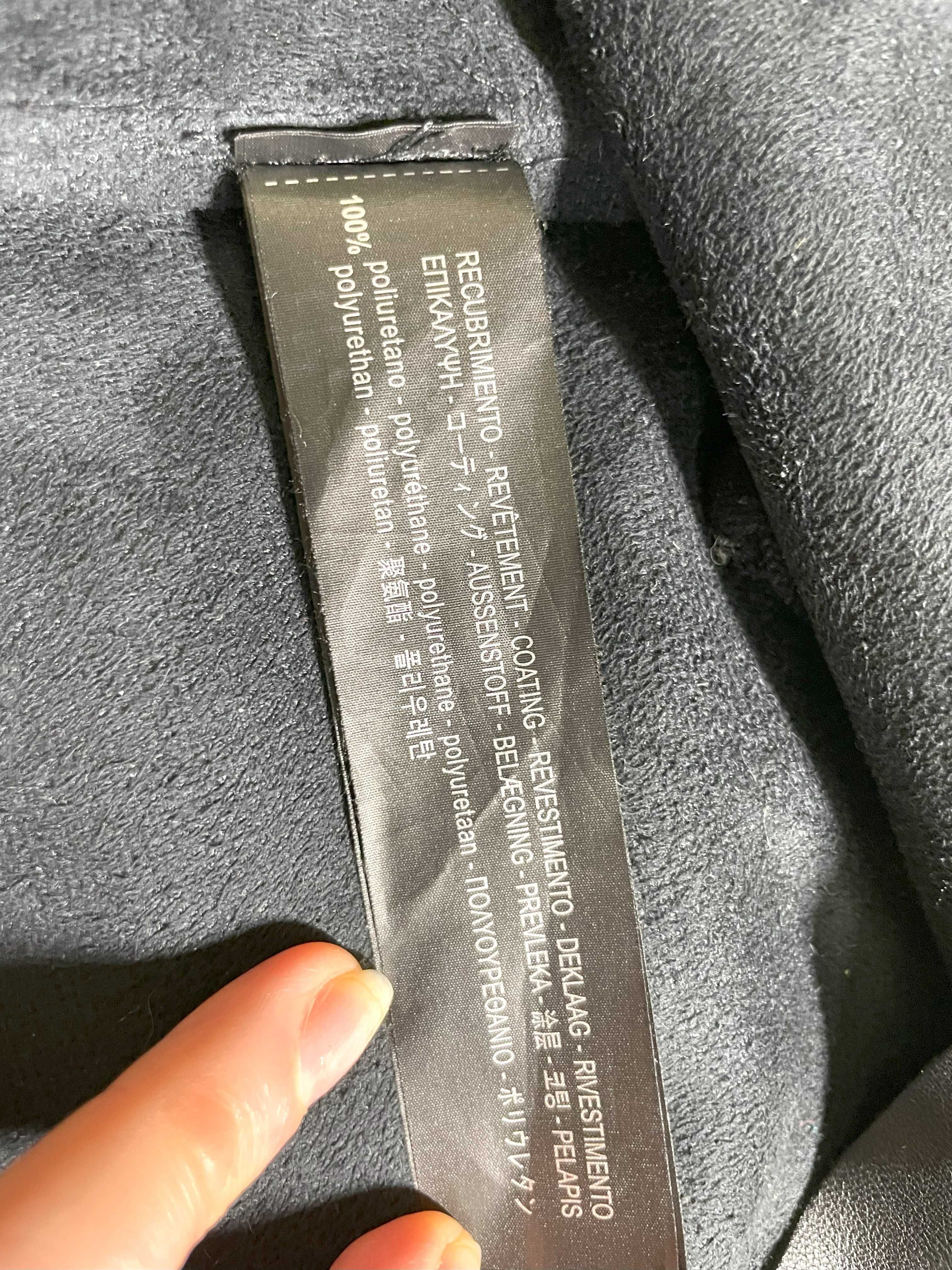 Шкіряна чорна юбка бренду Zara, витончена і легка. Розмір 8, розмір S.