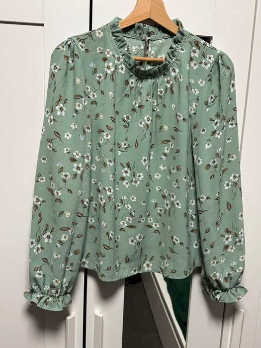 Zielona pastelowa bluzka w kwiatki