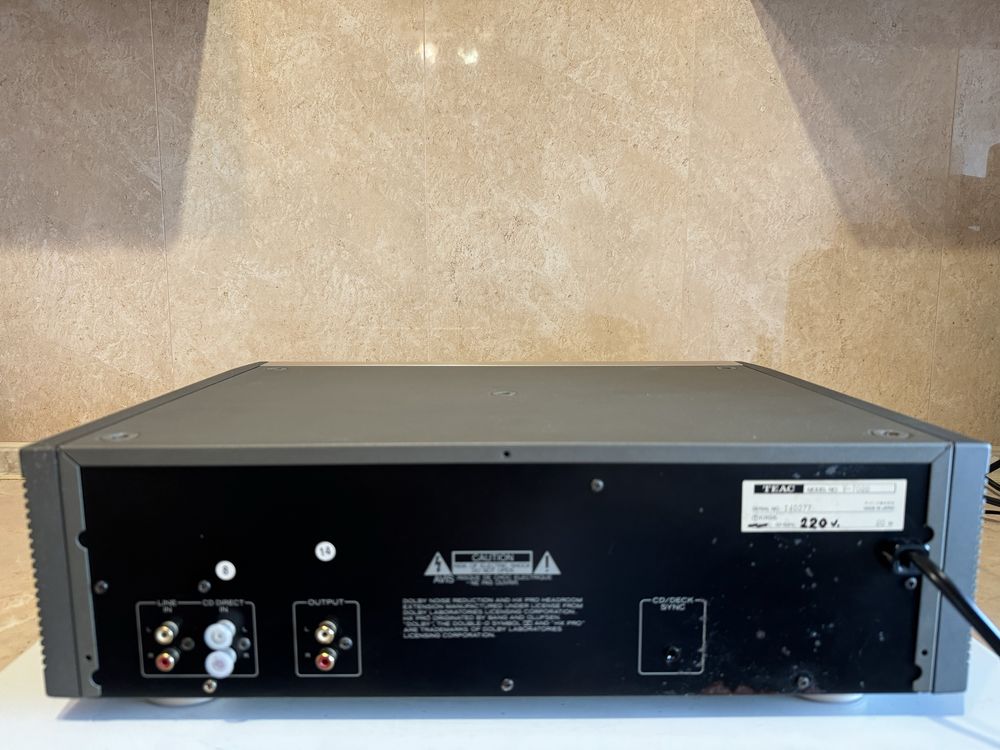 Кассетная дека высокого класса TEAC V 7000. Цвет серебро.