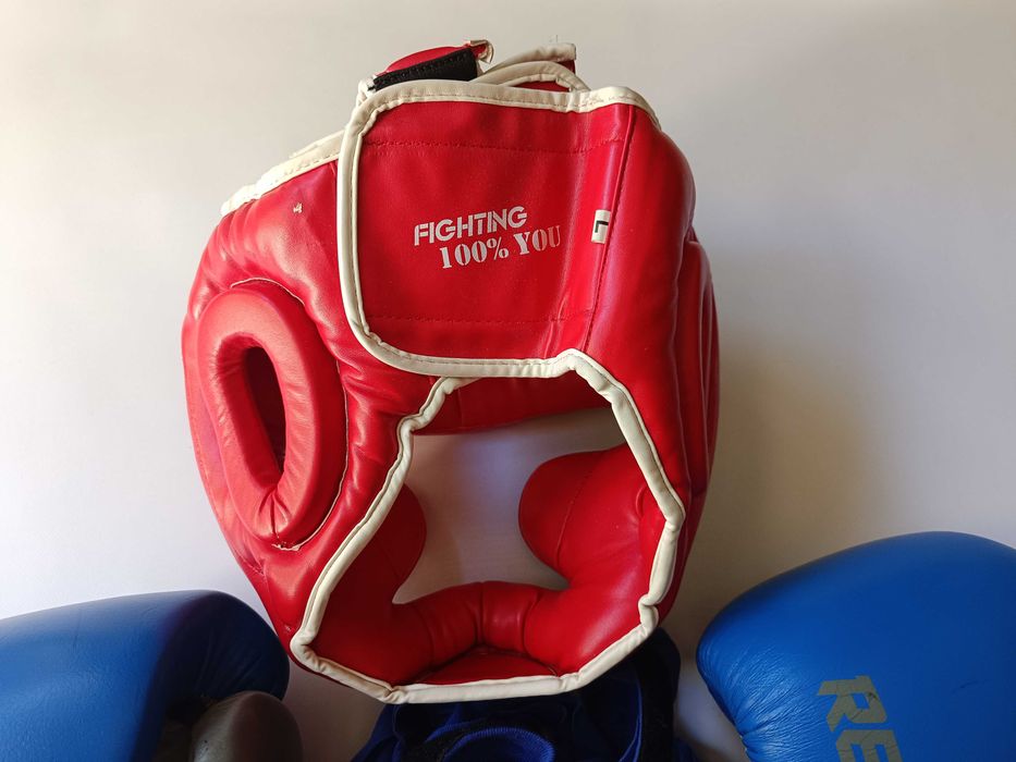 Боксерские перчатки Revenge 14 oz кожа + шлем Powerplay, бинты Fairtex