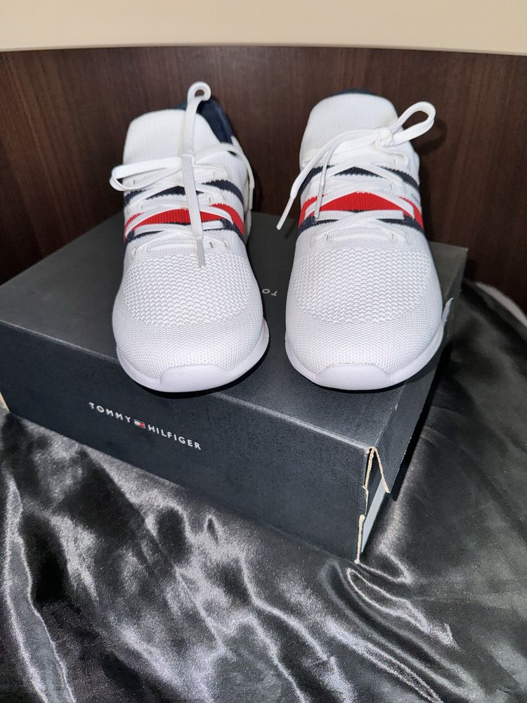 Tommy Hilfiger nowe oryginalne ultra lekkie buty sportowe 41