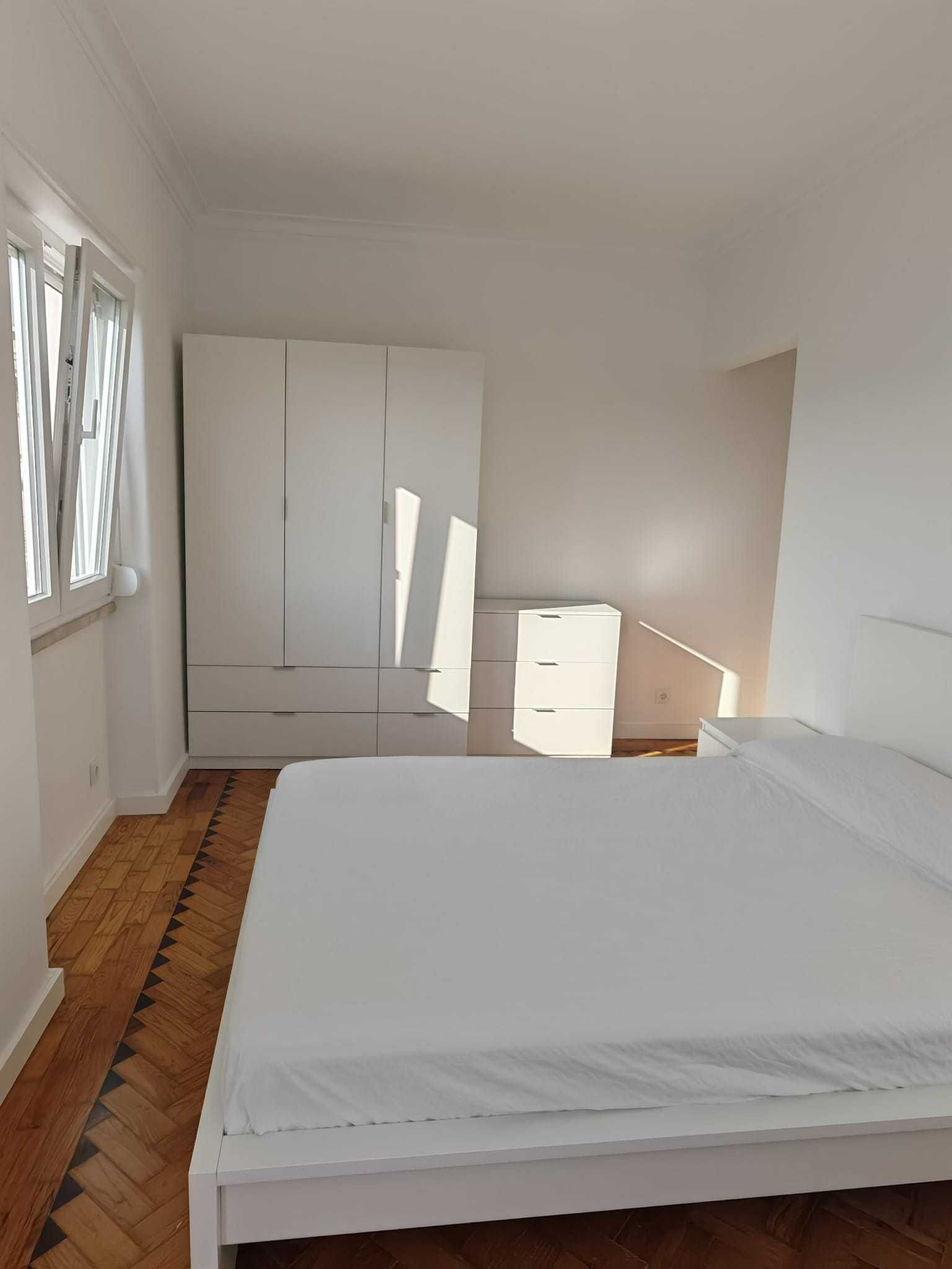 Quarto individual com varanda em apartamento a estrear em Queluz