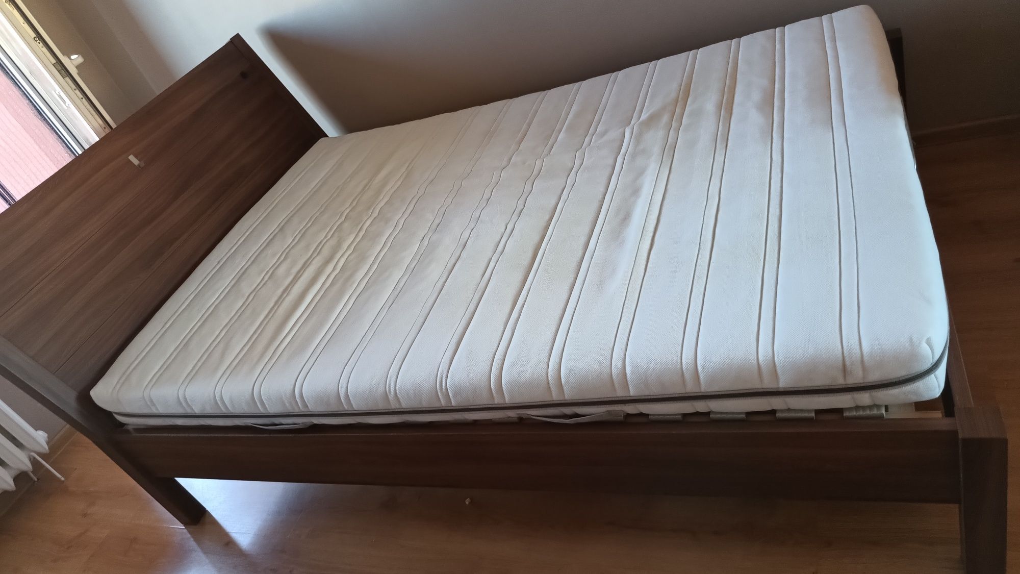 Łóżko z regulowanym zagłówkiem
