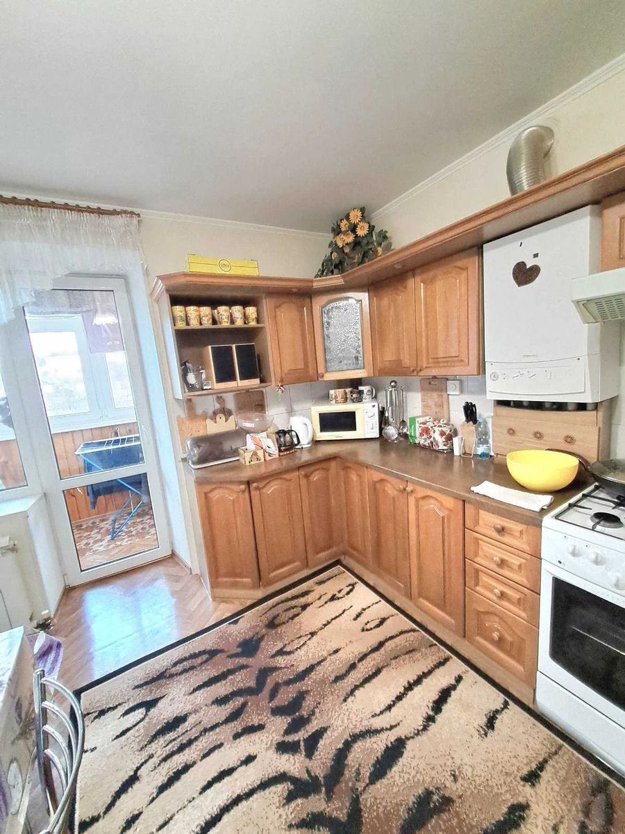Продам 3-и к/к 76 м2 в елітному будинку з закритим двором в центрі..