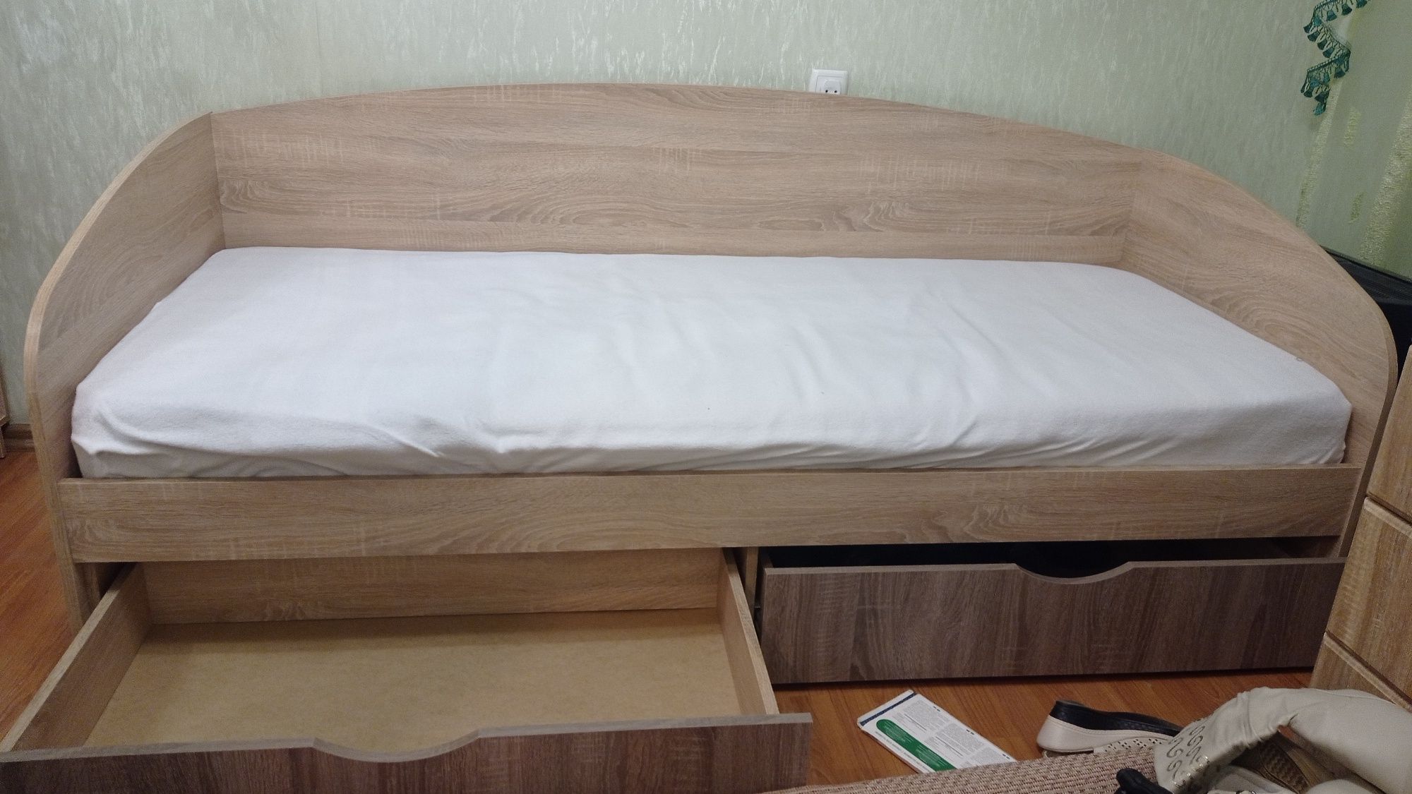 Кровать односпальна з матрасом