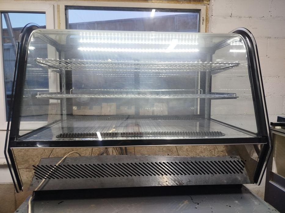 Холодильна вітрина панорамна .