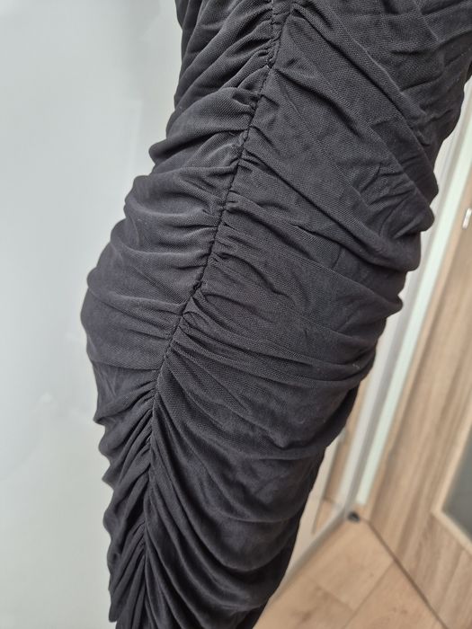 Czarna marszczona sukienka damska mini M używana