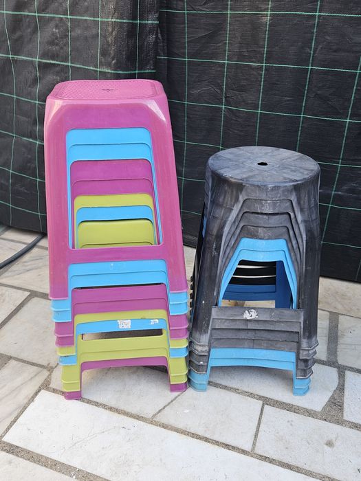 16 bancos de plástico