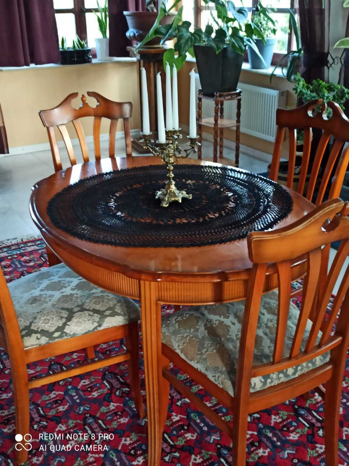 Stół drewniany + 6 krzeseł.