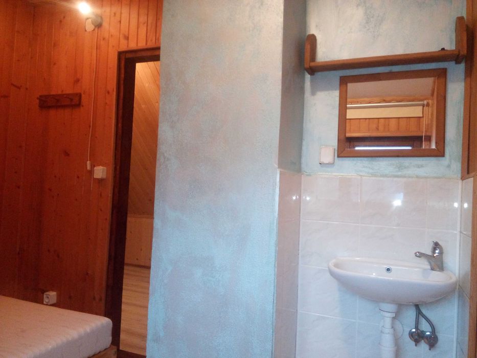 Domek w górach  nad rzeką w lesie weekend wakacje przy szlakach