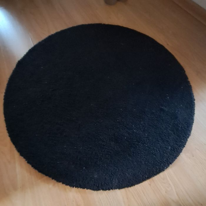 Okrągłe czarne dywaniki