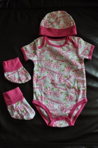 CALVIN KLEIN przepiekny komplet: body buciki czapeczka 6-9 miesięcy