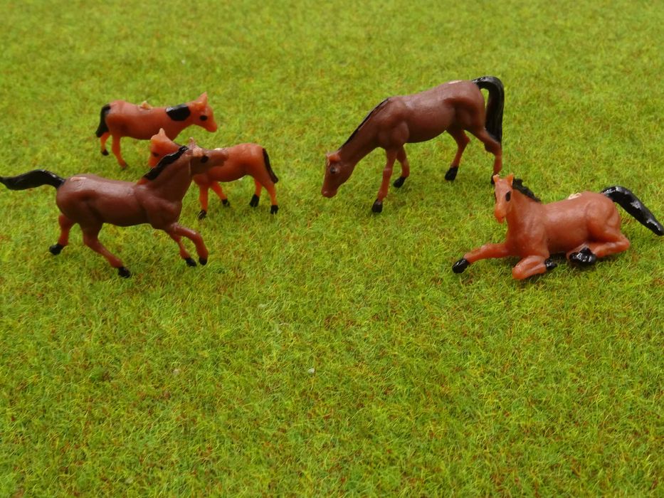 Figurki koni konie bydło 5 szt. H0 1:87