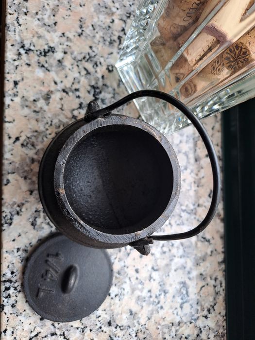 Panela de ferro fundido antiga 1/4 Litro - NOVA!