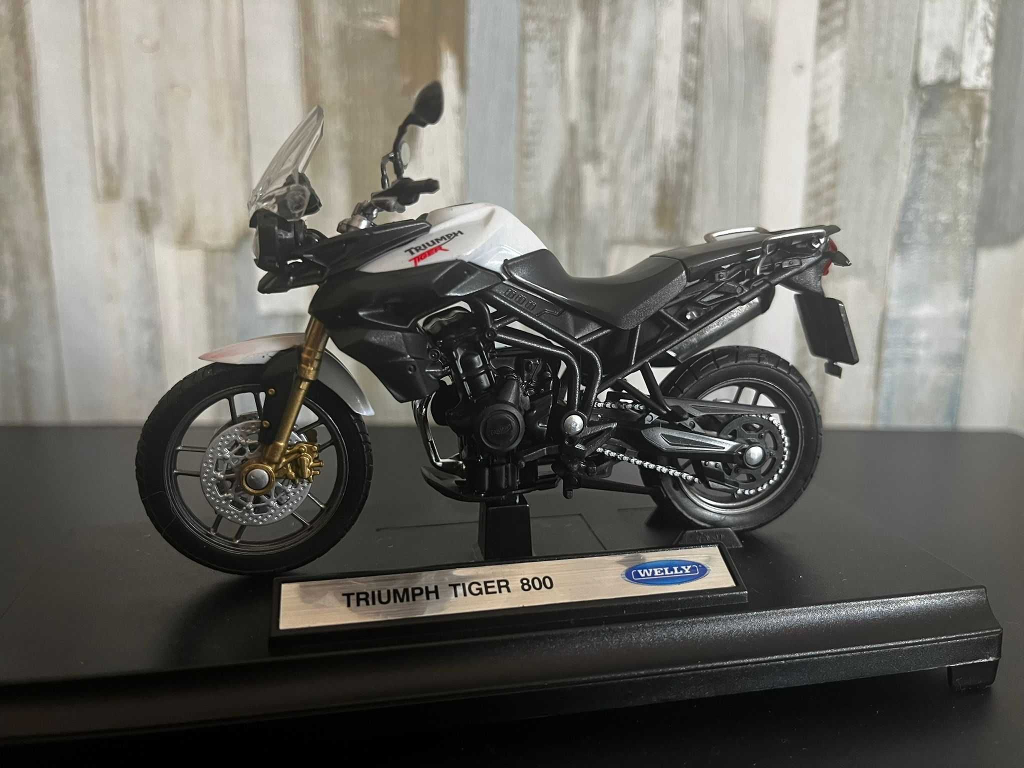 Triumph Tiger 800 miniatura (1:18)