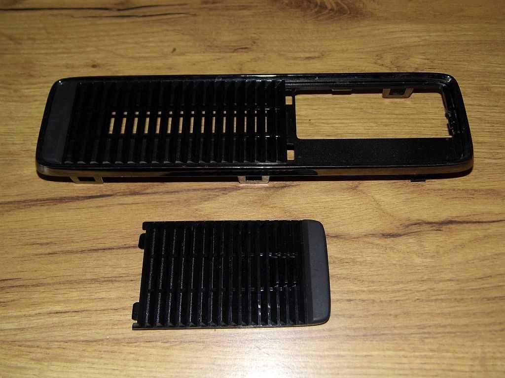 Boczna kratka z otworem na dysk twardy do konsoli XBox 360 Slim