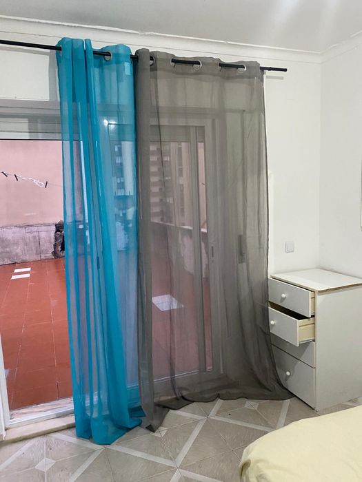 Aluga-se quarto de Casal nas Mercês